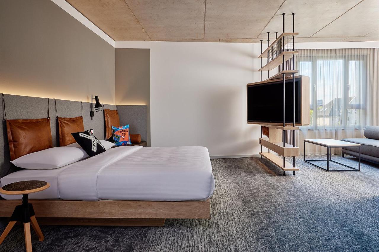 Moxy Cologne Muelheim Hotel Bagian luar foto