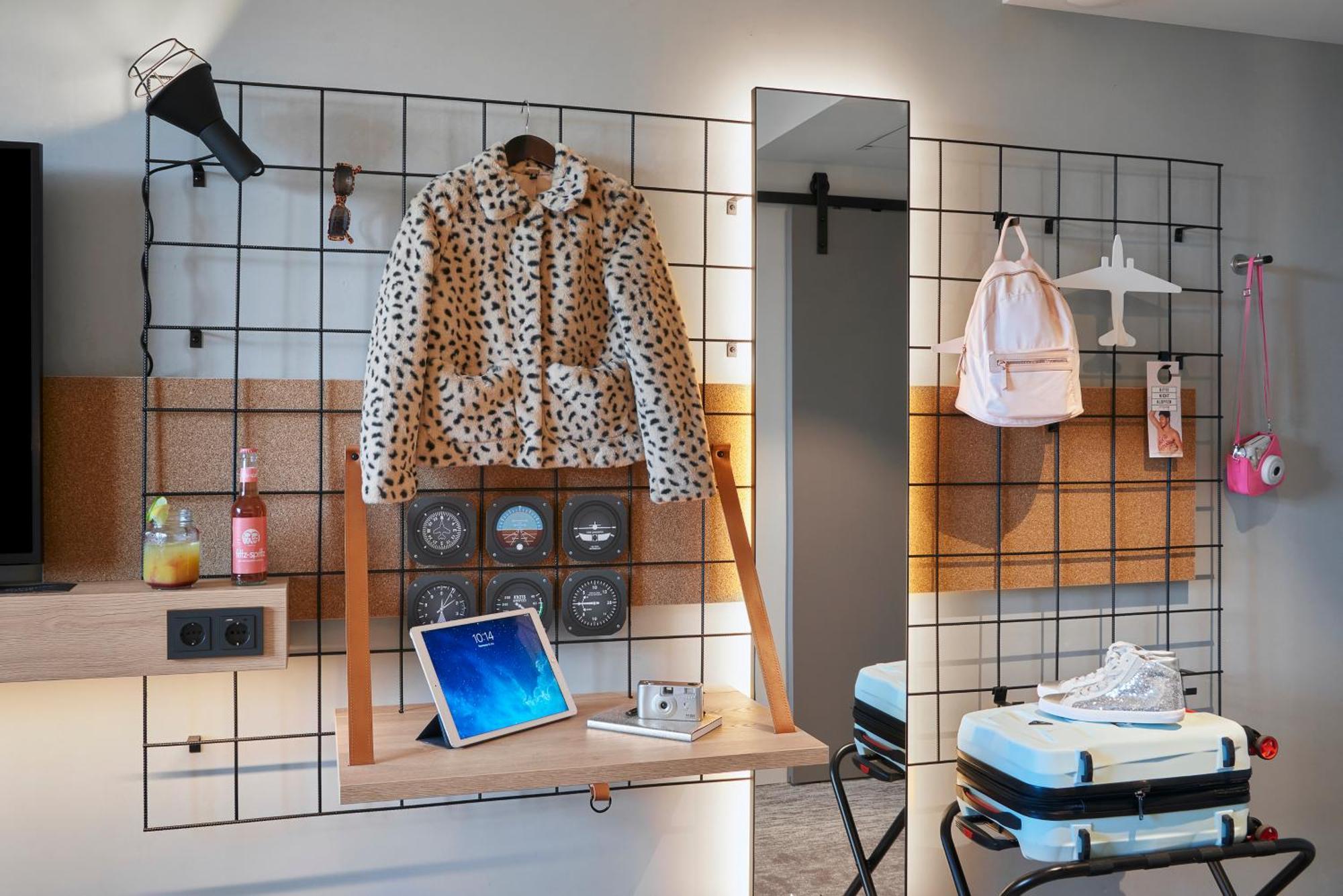 Moxy Cologne Muelheim Hotel Bagian luar foto