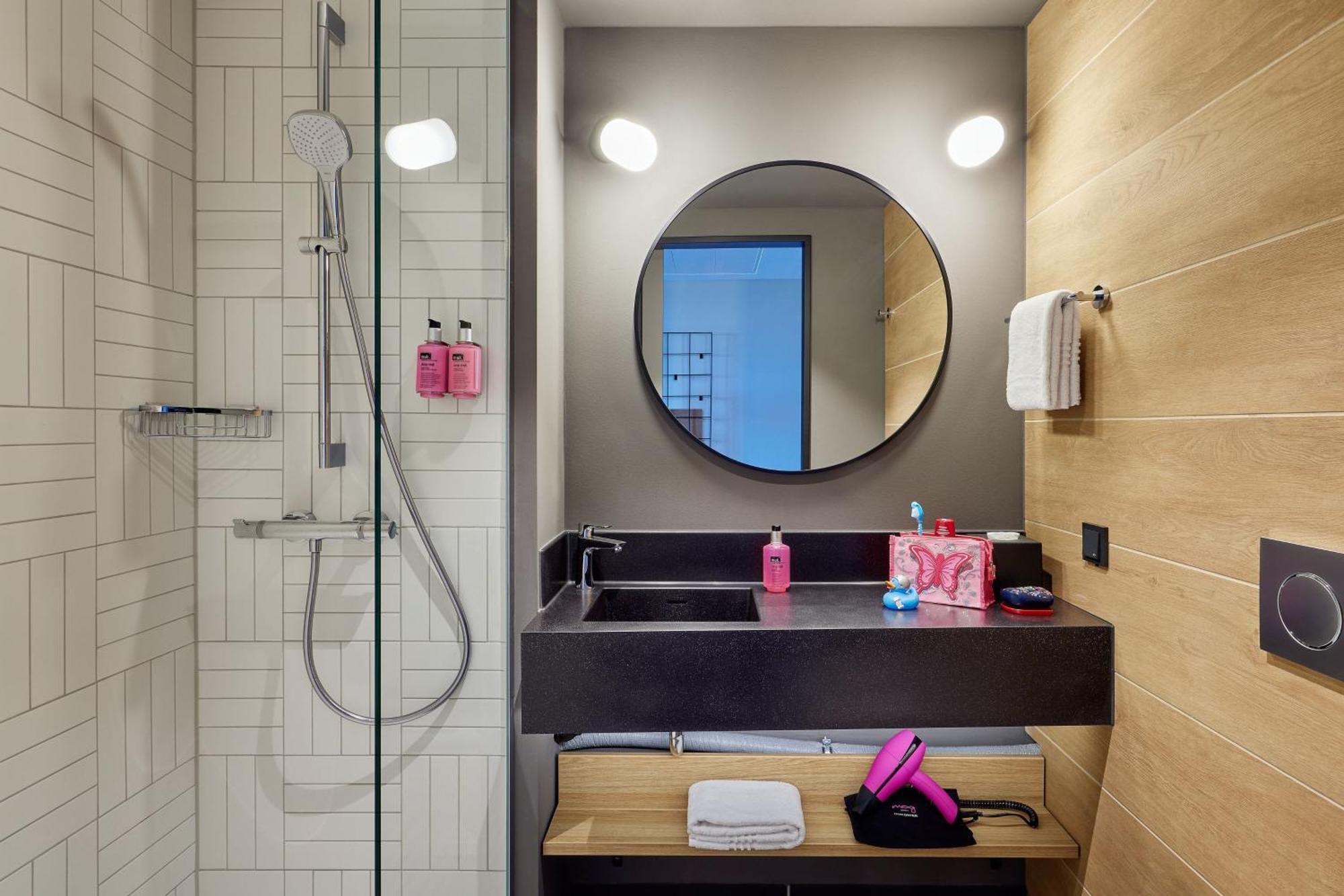 Moxy Cologne Muelheim Hotel Bagian luar foto